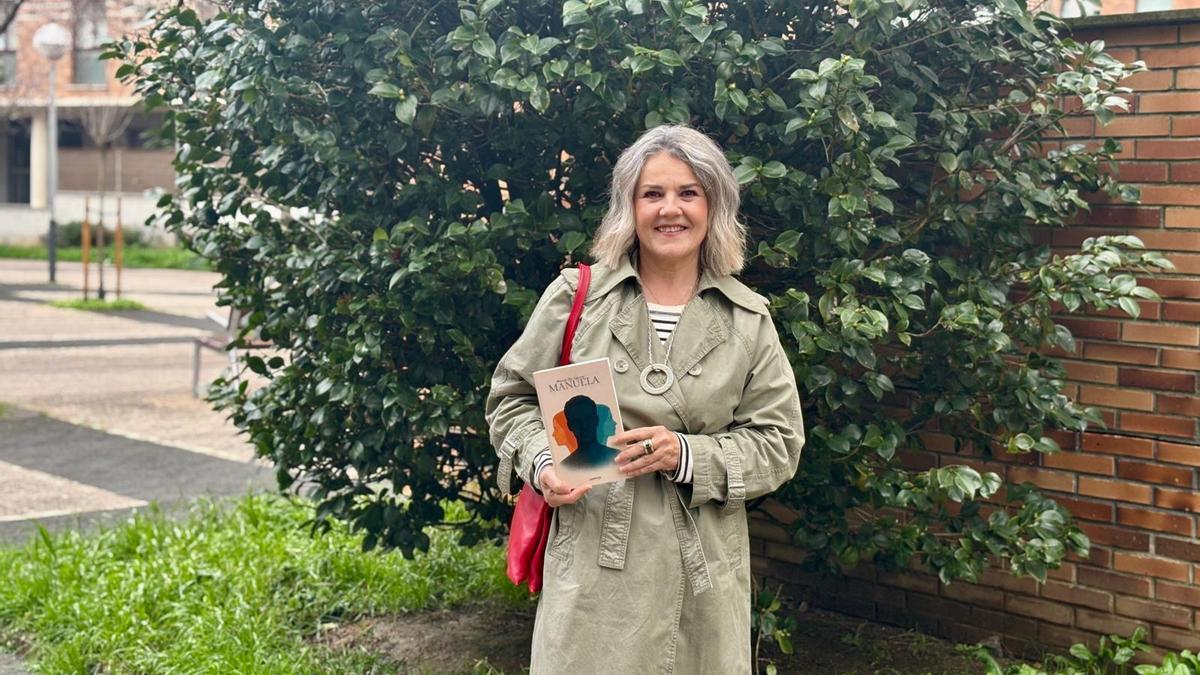 La irundarra Mariate Ollo posa con su nuevo libro, 'Manuela', que presentará el 22 de diciembre en la biblioteca CBA de Irun.