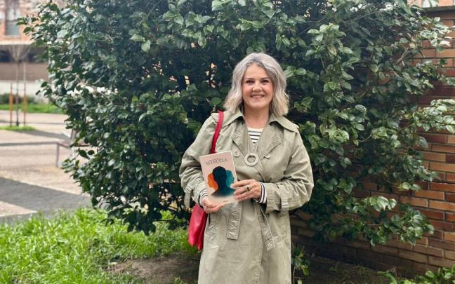 La irundarra Mariate Ollo posa con su nuevo libro, 'Manuela', que presentará el 22 de diciembre en la biblioteca CBA de Irun.