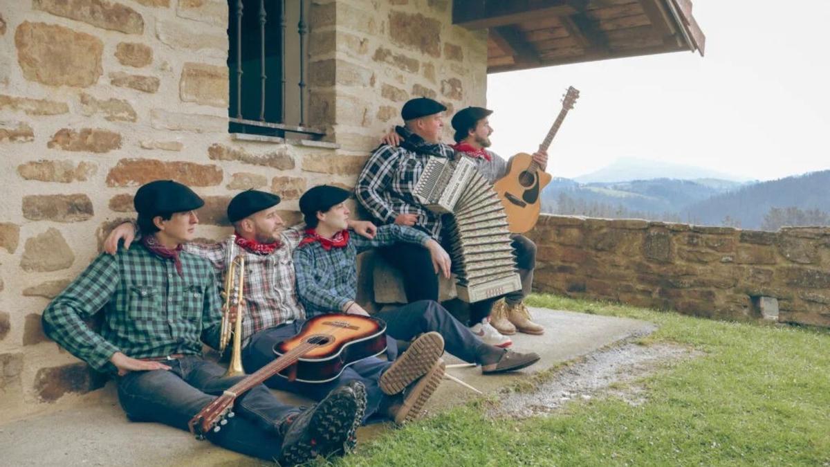 "Txapela Brava" prometa música y diversion con su particular mezcla de corridos y rancheras pasados por el tamiz del alma vasca.