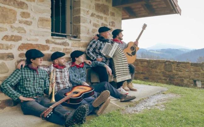 "Txapela Brava" prometa música y diversion con su particular mezcla de corridos y rancheras pasados por el tamiz del alma vasca.