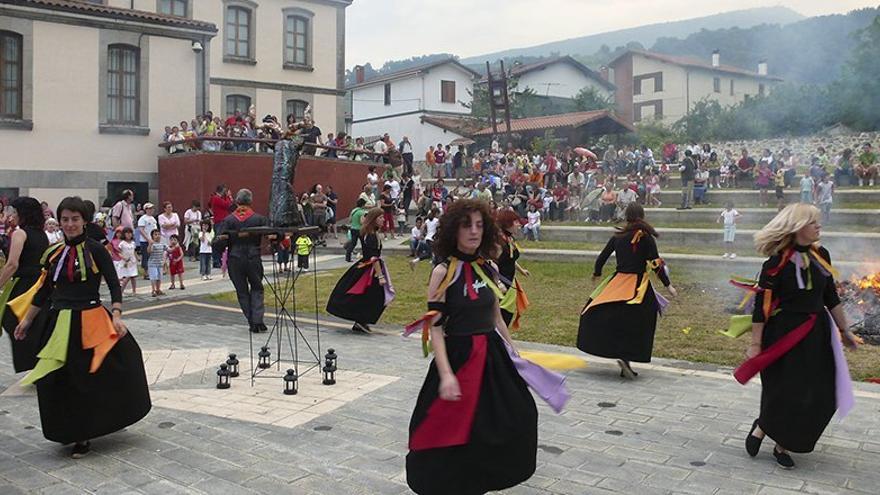 Mujeres bailando en torno a Akerbeltz y la hogurea durante la fiesta del solsticio de verano en Artziniega.