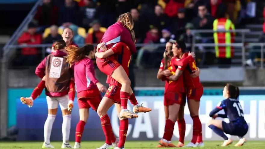 España celebra su victoria sobre Paises Bajos en el partido de cuartos de final del Mundial femenino de fútbol en Wellington, Nueva Zelanda, este 11 de agosto