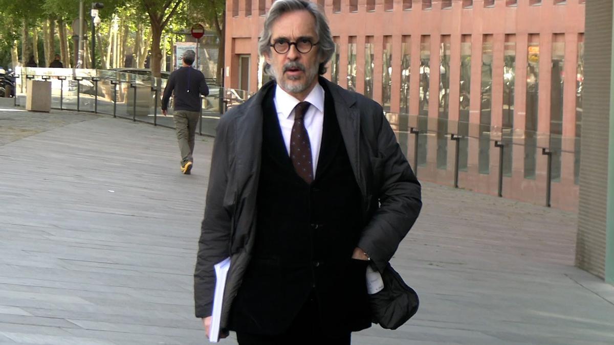 Cristóbal Martell, abogado de Dani Alves, llegando al juzgado de Barcelona donde el futbolista declara por segunda vez ante la jueza.