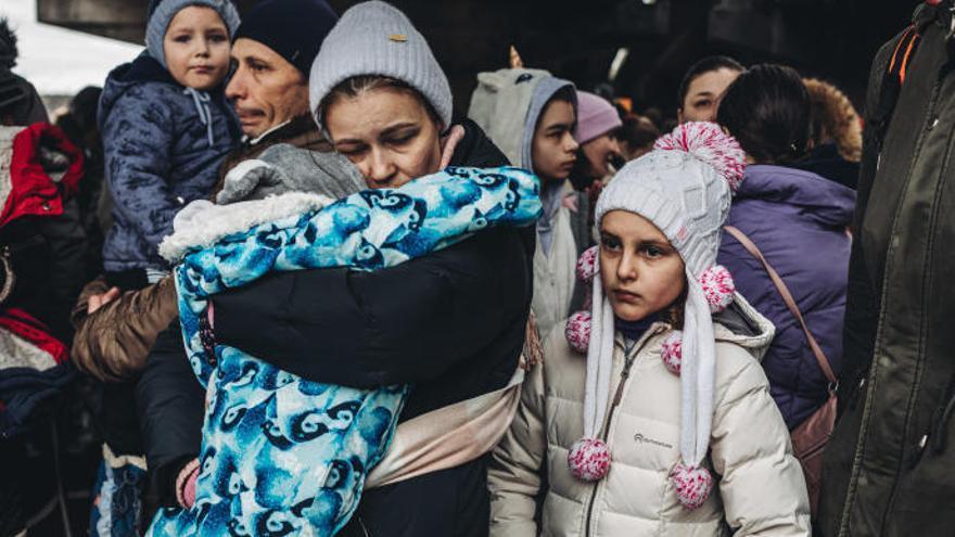 Refugiados ucranianos huyendo de la guerra.