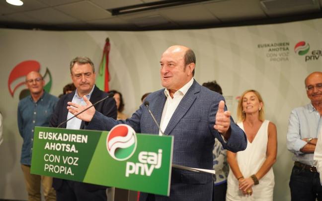 Ortuzar comunicó al líder del PP que PNV es "incompatible" con Vox y que el programa que había defendido en campaña era contrapuesto al suyo.