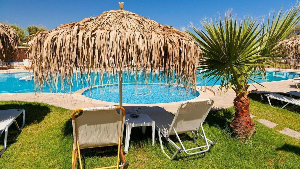 Piscina con tumbonas verano