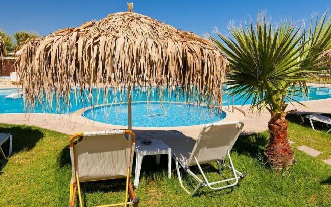 Piscina con tumbonas verano / Pixabay Piscina con tumbonas verano