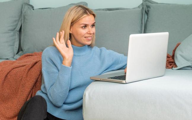 Una mujer chatea con Le Chat.