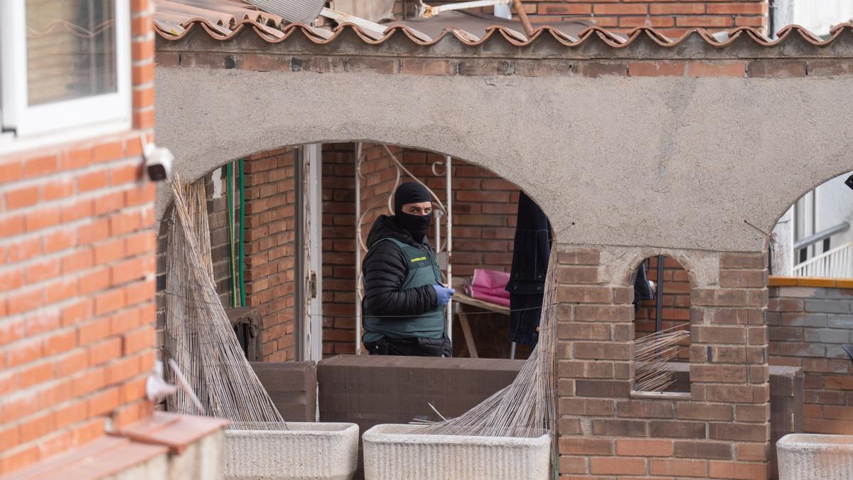 Un agente de la Guardia Civil durante el operativo antiyihadista.