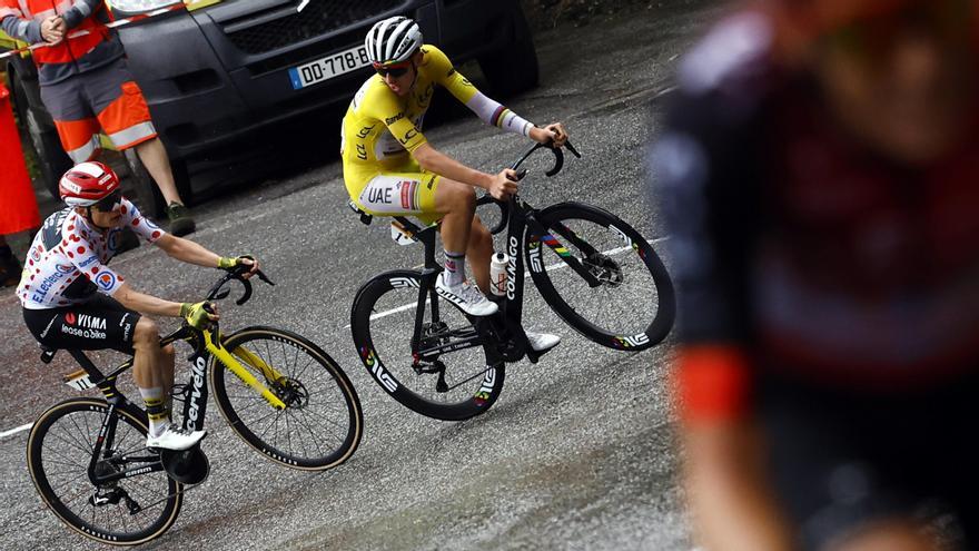 Pogacar y Vingegaard se vigilan tras el ataque de Arensman.