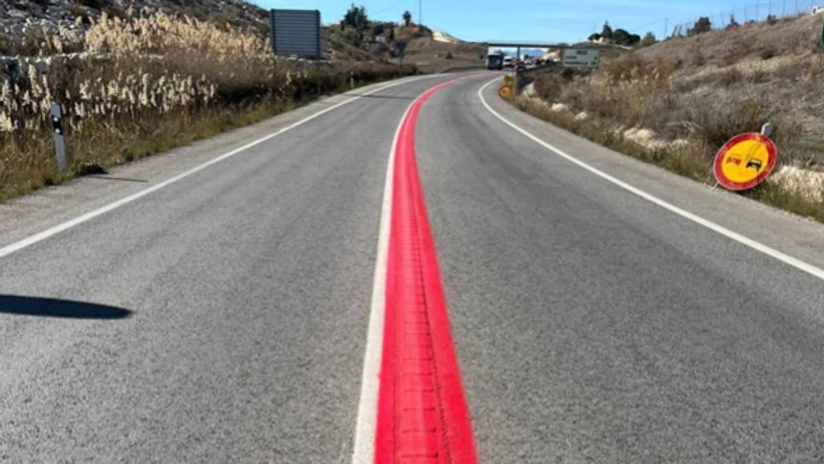 Qué significa la nueva línea roja en las carreteras