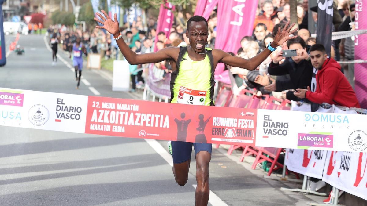 Theophilus Kipsang cruza la línea de llegada como ganador de la prueba sénior masculina de 2025