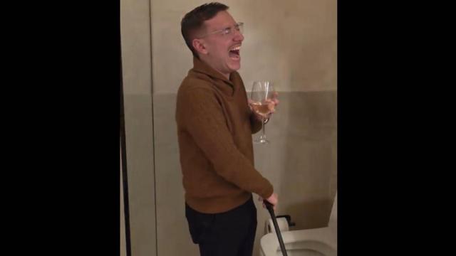 El joven, sin poder parar de reír.