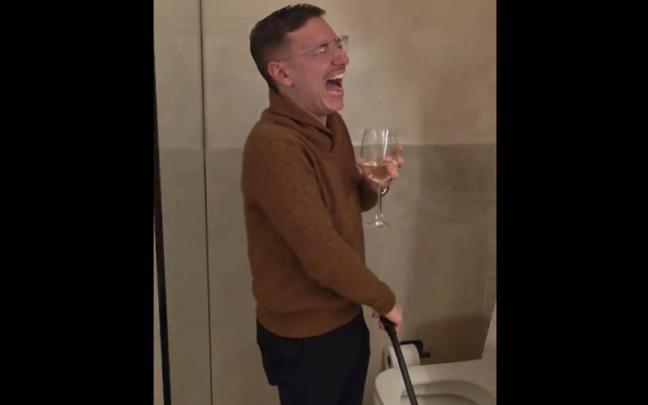 El joven, sin poder parar de reír.