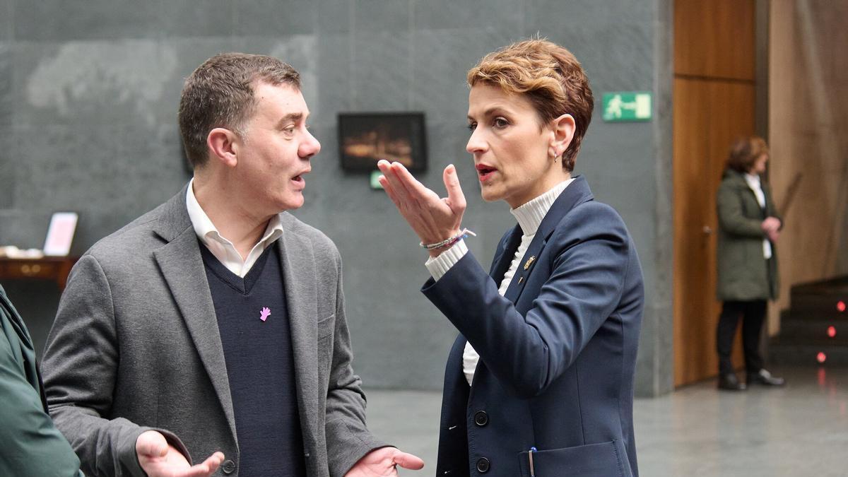 Eduardo Santos y María Chivite, este jueves en el Parlamento.