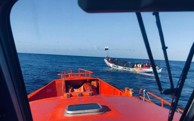 Imagen de archivo de un cayuco interceptado por Salvamento Marítimo en aguas canarias. Imagen de archivo de un cayuco interceptado por Salvamento Marítimo en aguas canarias.