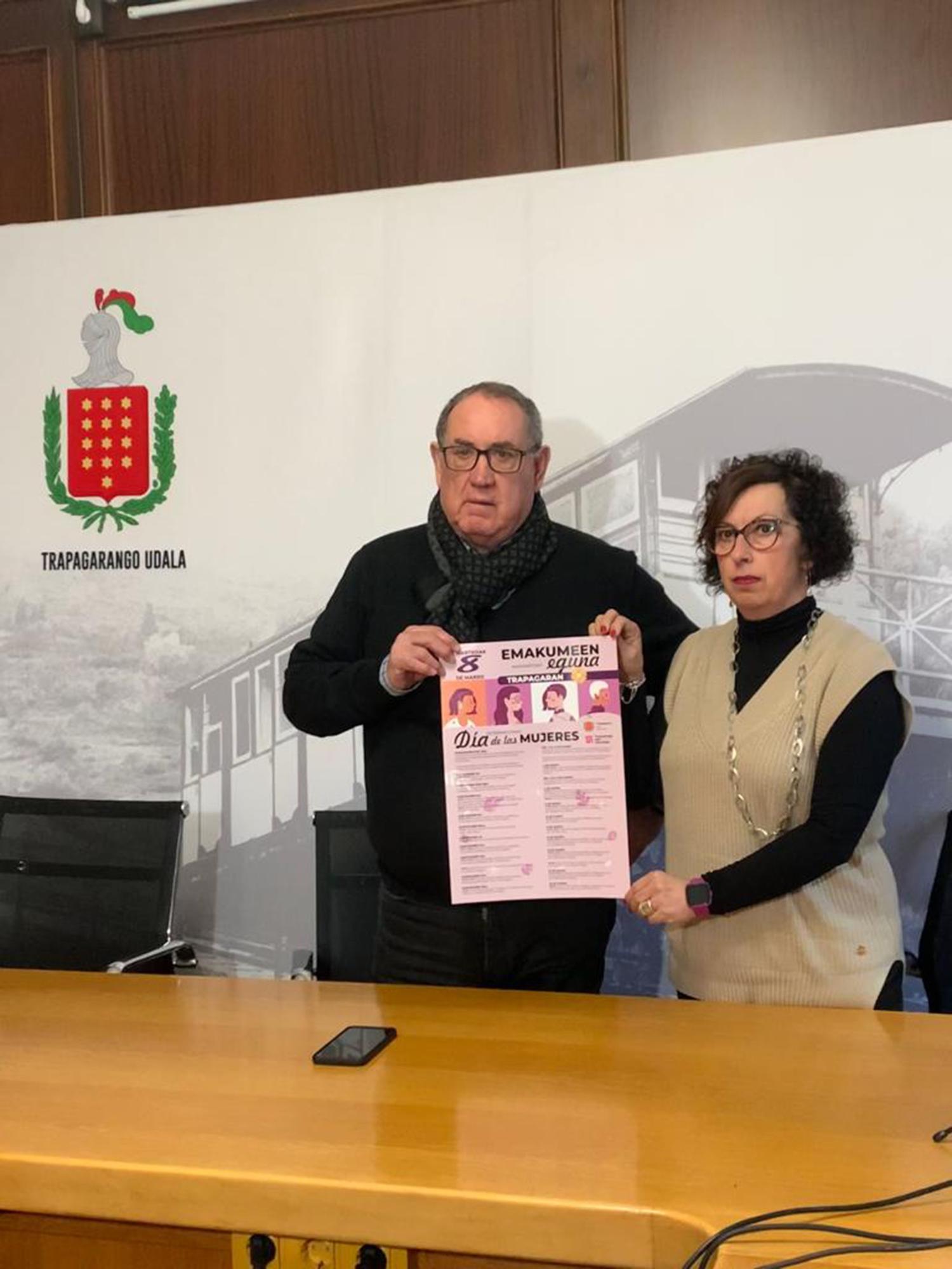 El alcalde de Trapagaran, Xabier Cuellar, y Ana Valdezate, concejala de Igualdad y Acción Social durante la presentación del programa.