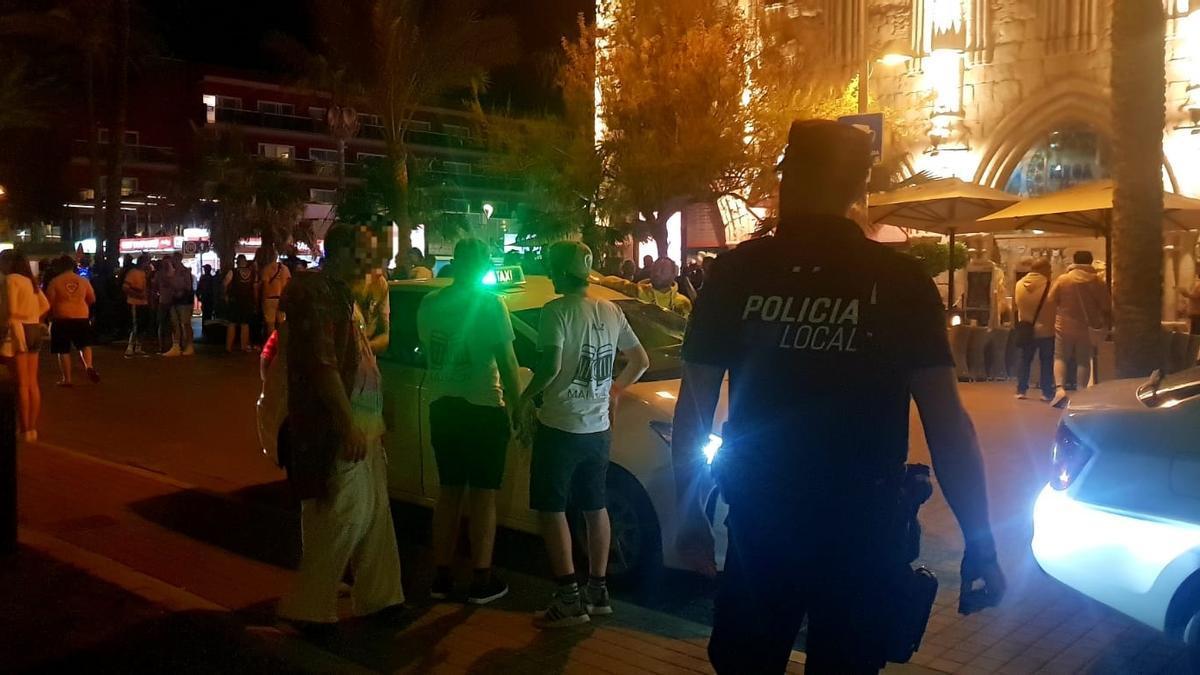 Un agente de la Policía Local patrulla las calles de Palma durante la madrugada.