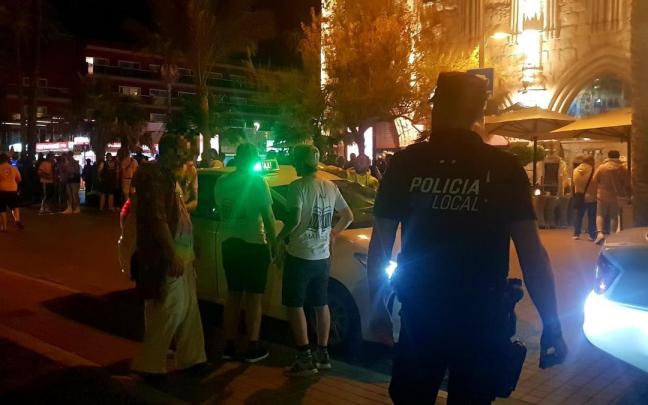 Un agente de la Policía Local patrulla las calles de Palma durante la madrugada.