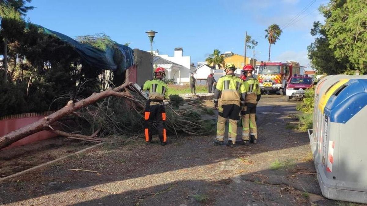 Efectivos del Consorcio Provincial de Bomberos en la zona afectada por el paso del tornado.