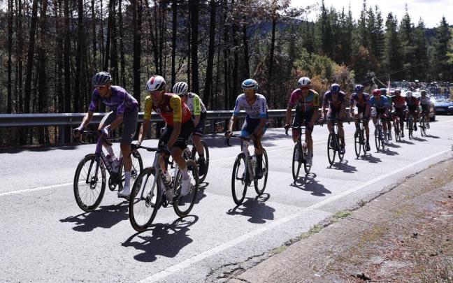 El pelotón durante la etapa 17 de la Vuelta disputada este miércoles entre O Barco de Valdeorras