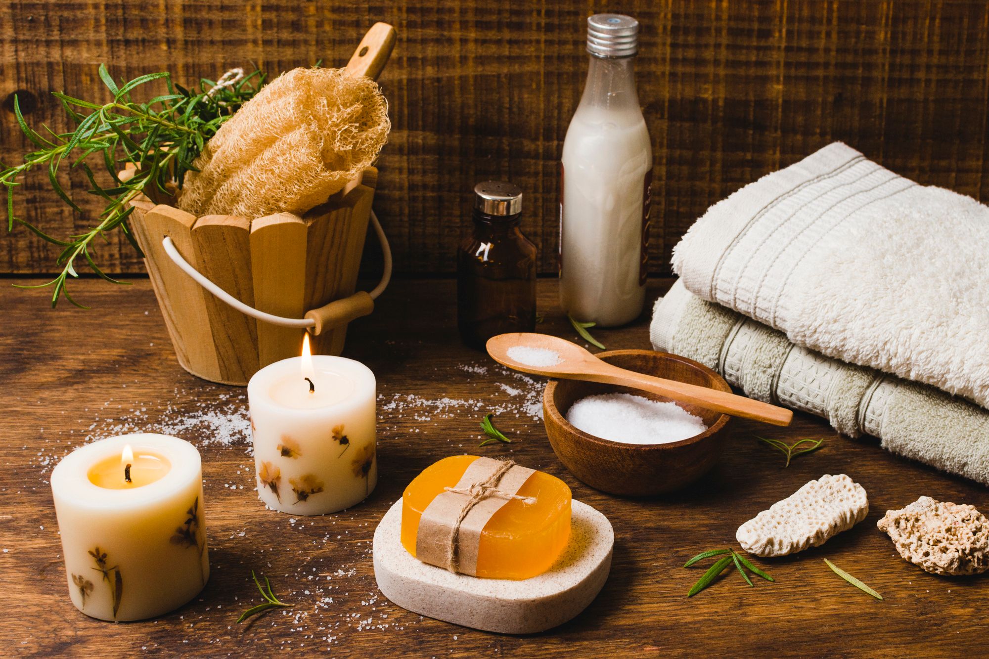 Velas y productos para disfrutar de un baño relajante.