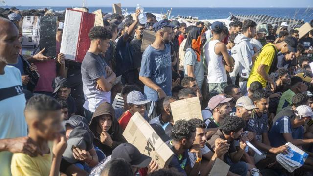 Varios migrantes en la playa de Trampolín.