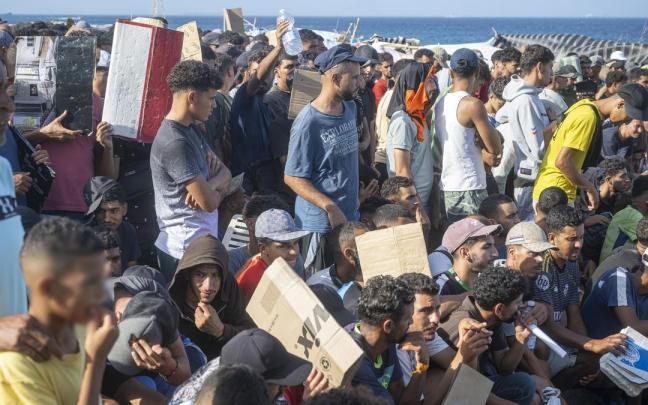 Varios migrantes en la playa de Trampolín.
