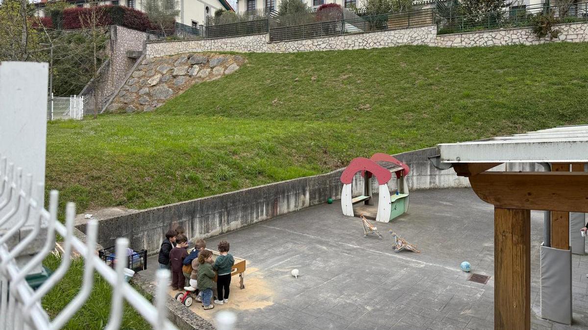 Una rampa posibilitará el acceso a la zona verde situada junto alpatio de la Haurreskola Xabier Munibe.