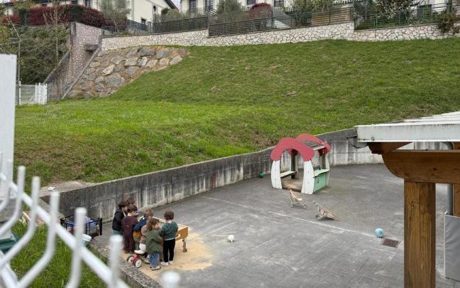 Una rampa posibilitará el acceso a la zona verde situada junto alpatio de la Haurreskola Xabier Munibe.
