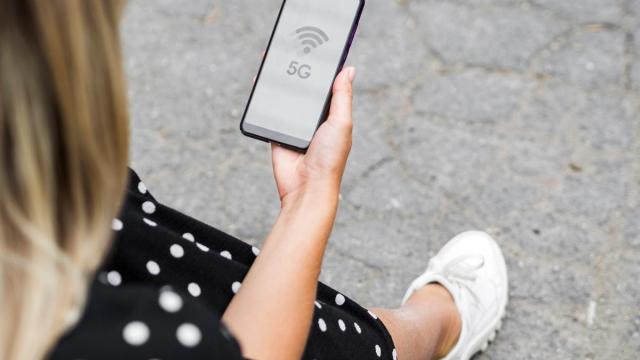 Una mujer busca la señal wifi para conectarse.