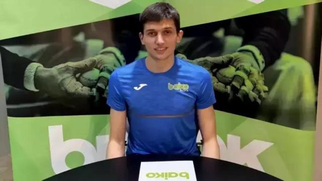 Unax Landa posa con la camiseta de Baiko.