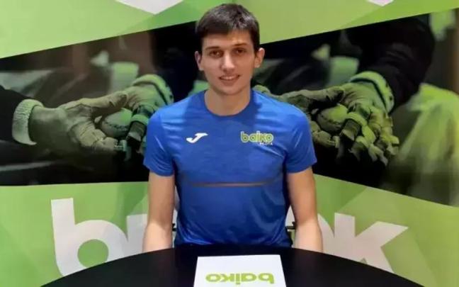 Unax Landa posa con la camiseta de Baiko.