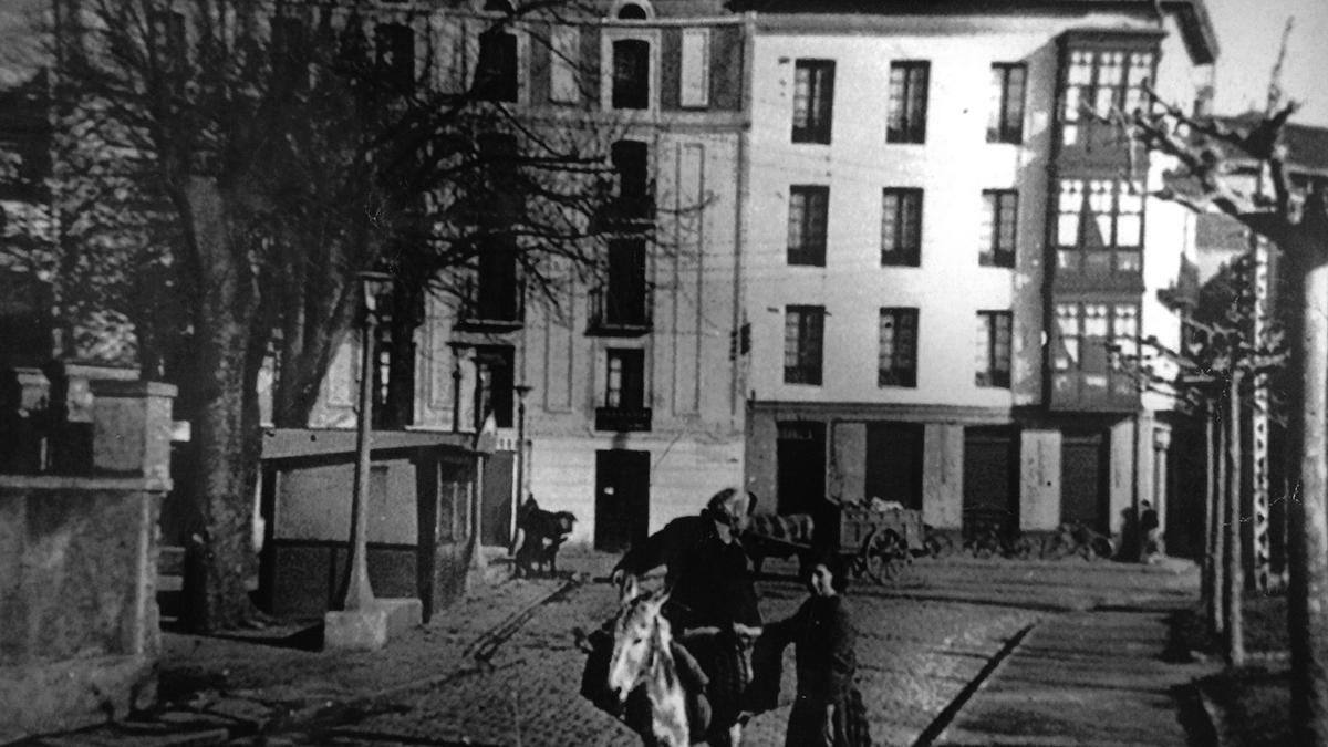 Entrada a la plaza Eusebio Gurrutxaga de Zumaia, con la caseta-quiosco del 'Txurre' en la izquierda.