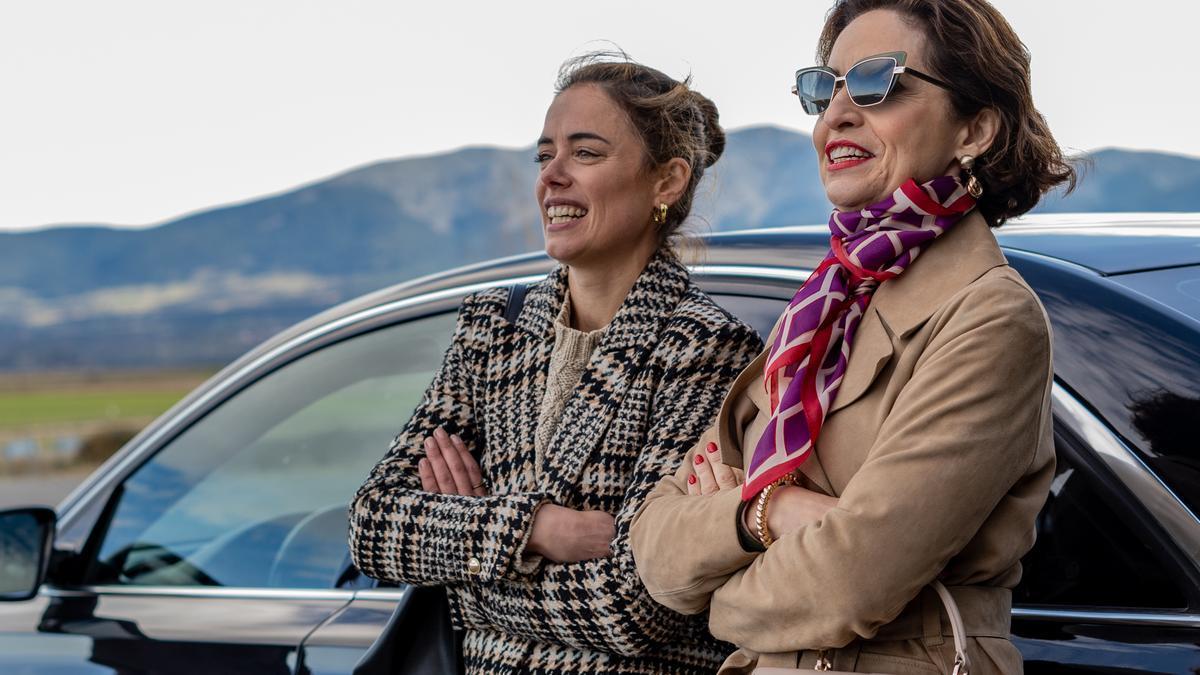 Patricia López Arnaiz y Adriana Ozores, en una escena de la serie 'Galgos'