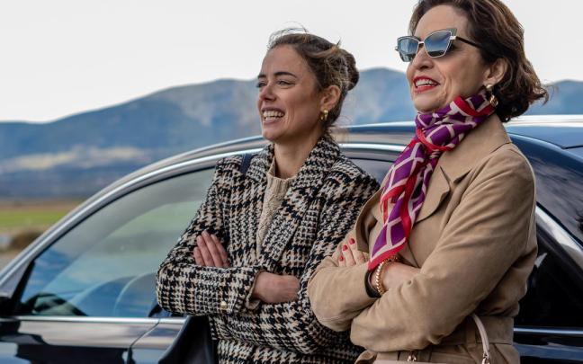 Patricia López Arnaiz y Adriana Ozores, en una escena de la serie 'Galgos'