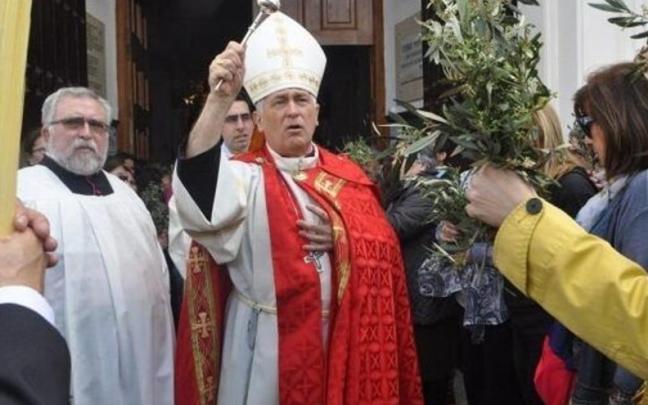 El obispo de Cádiz y Ceuta, Rafael Zornoza, el pasado Domingo de Ramos en Ceuta.