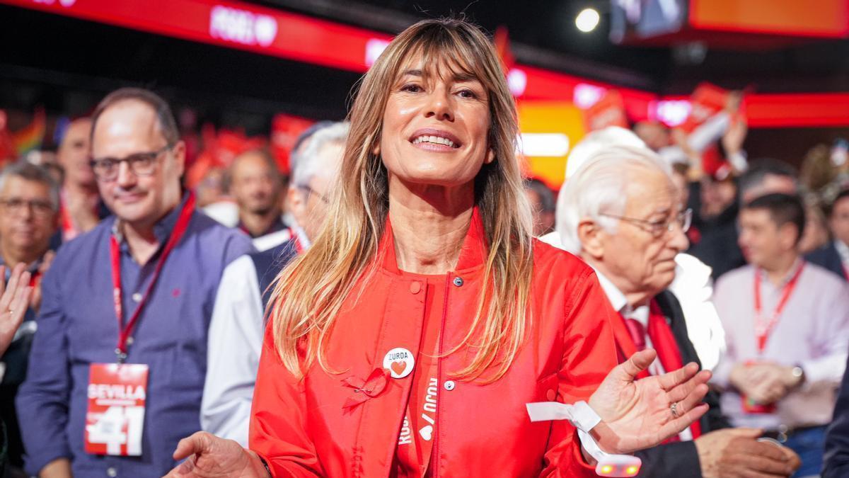 La mujer del presidente del Gobierno, Begoña Gómez, durante la clausura del 41º Congreso Federal del PSOE en el Palacio de Congresos y Exposiciones