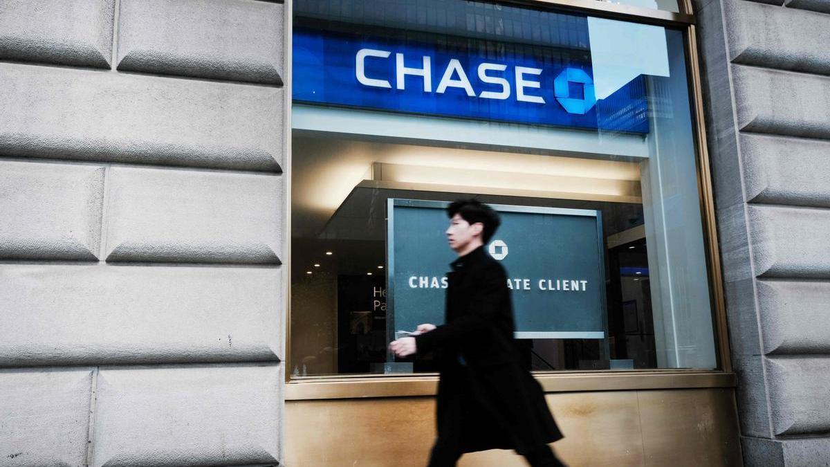 Un hombre pasea ante una oficina de JPMorgan Chase en Nueva York.