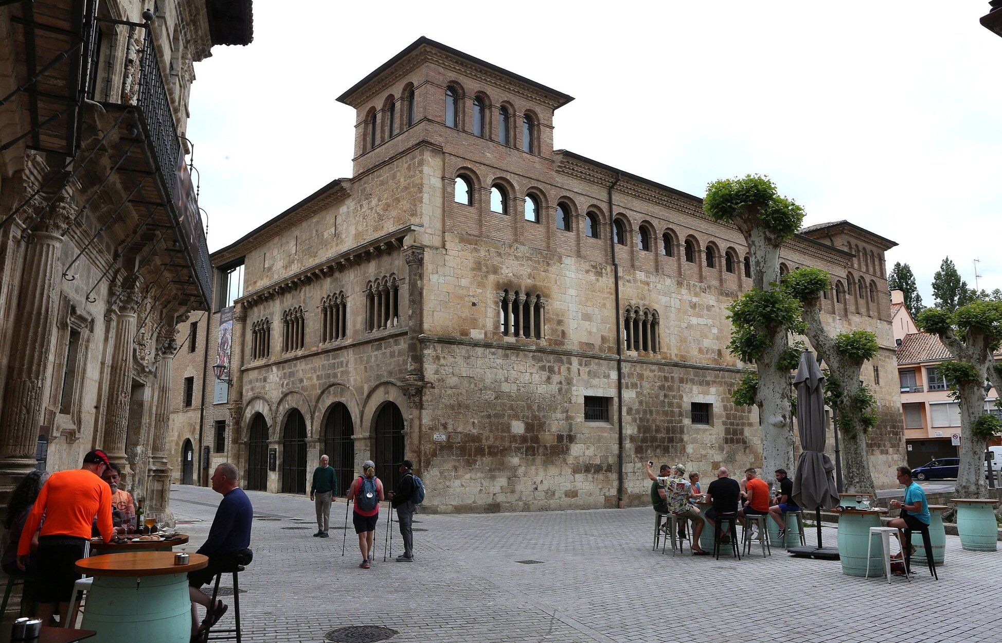 El Palacio de los Reyes de Navarra, y en sus dos últimos pisos, el Museo Gustavo de Maeztu.