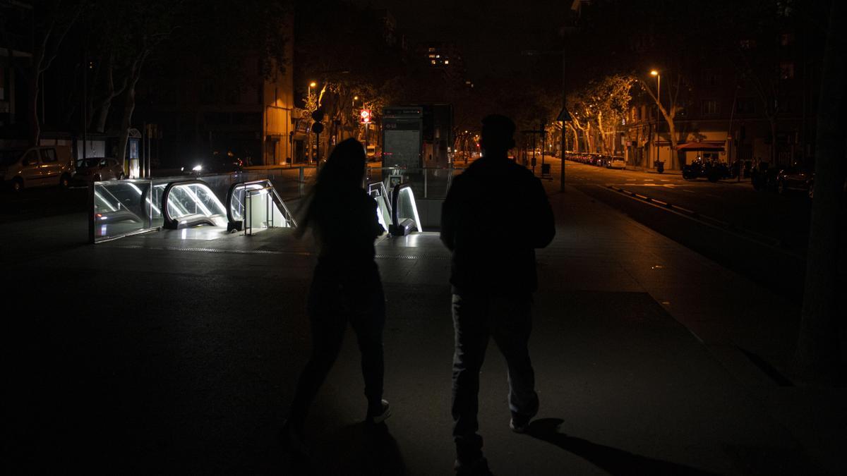 Las calles de la ciudad sin luz durante el apagón.