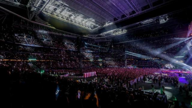 Cientos de personas durante un concierto del grupo Aventura en el Estadio Santiago Bernabéu.