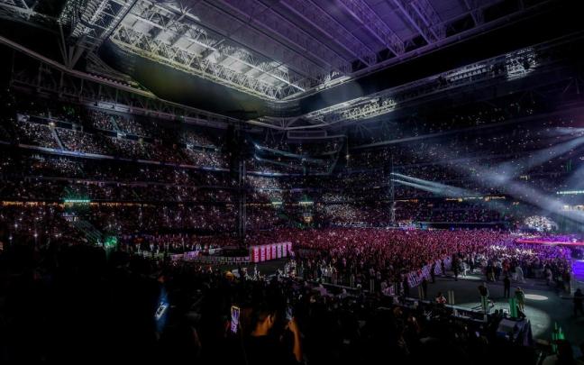 Cientos de personas durante un concierto del grupo Aventura en el Estadio Santiago Bernabéu.