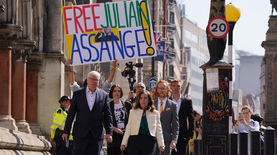Stella Assange, esposa del fundador de WikiLeaks, llega al Tribunal Superior de Londres.