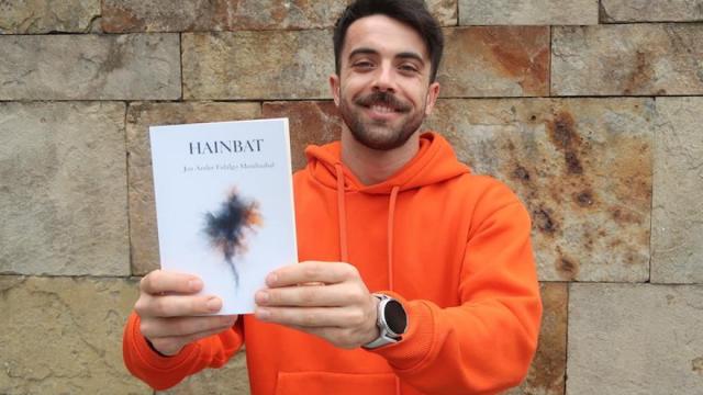 Jon Ander Fidalgo, bere liburuarekin.