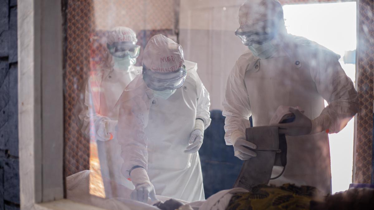 Sanitarios atienden a un paciente con ébola en RDC.