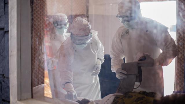 Sanitarios atienden a un paciente con ébola en RDC.