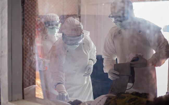 Sanitarios atienden a un paciente con ébola en RDC.