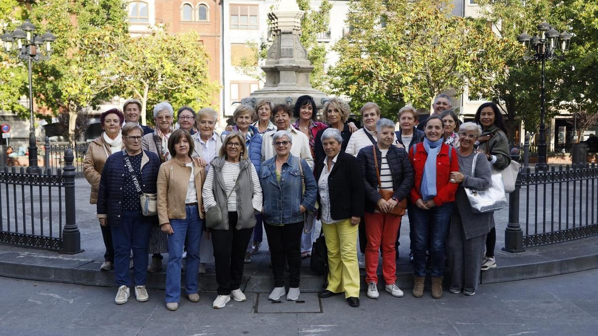 La asociación de mujeres Loraldi, de Orduña, acudió a la gala con un nutrido grupo de integrantes, una veintena de mujeres que estuvieron representadas en el escenario y recogiendo el premio por Aurora Durana (Presidenta), Luisi Pineda (Tes
