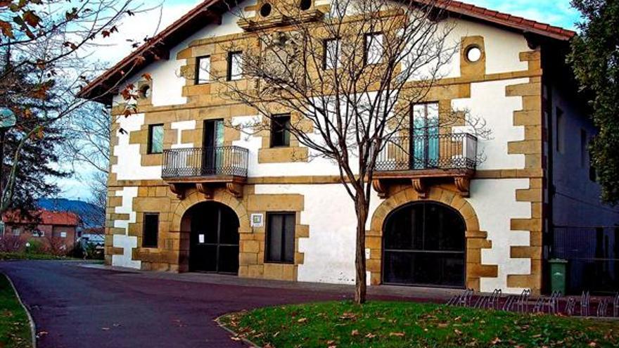 Foto del exterior del edificio que alberga el Gazteleku Martindozenea de Irun.